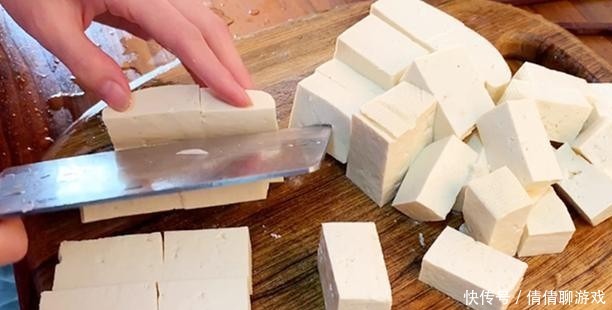 今天做道白菜粉条炖豆腐,汤汁浓郁,豆腐吸满汤汁,超级下饭