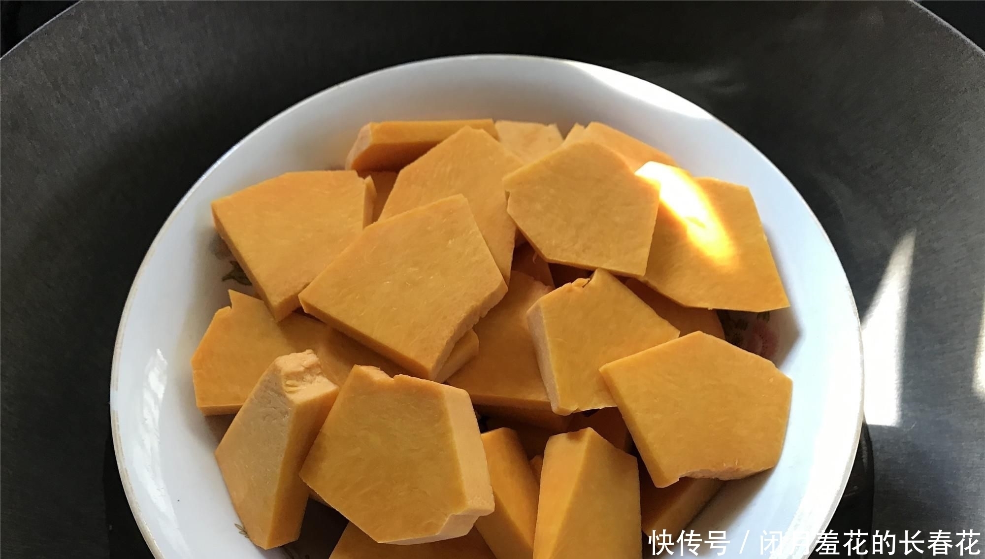 南瓜新吃法,不用面粉,不用烤箱,软糯香甜,比蛋糕简单还好吃