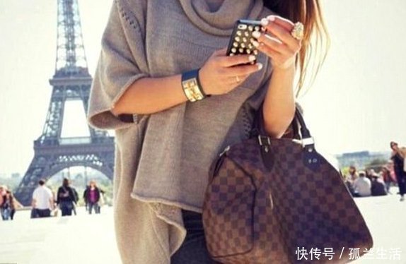 包包|竟然用24个LV包包打造马桶?不得不说这个艺术家是真的有钱!