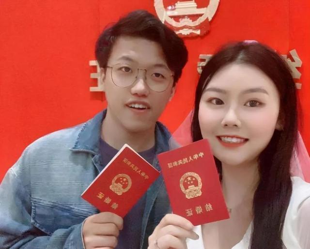 结婚证|一本90后的特殊结婚证走红,工作人员不敢信,网友:孩子该咋取名