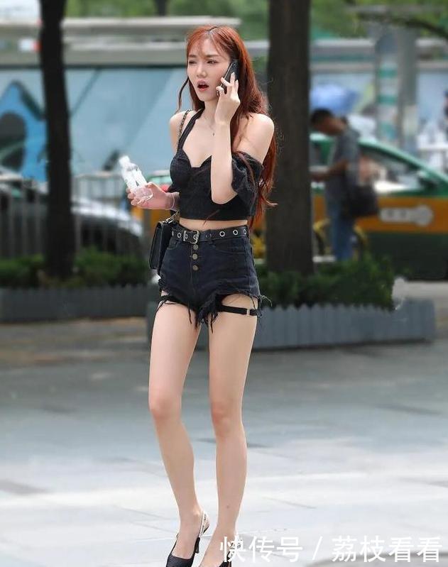 女孩子|为了秀“筷子腿”,牛仔短裤是少不了的,看看女孩子的表情就知道