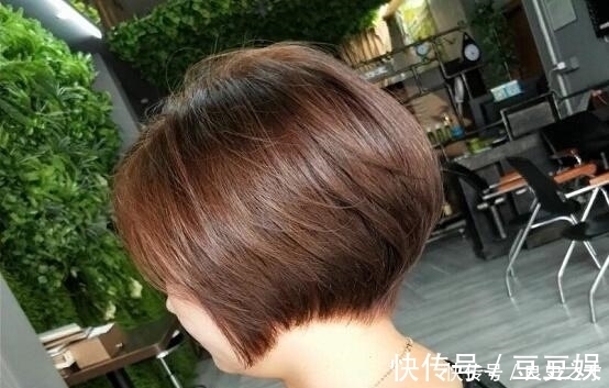 女女们|40左右的女人头发粗硬,这样剪不烫更好看,比波波头好看10倍