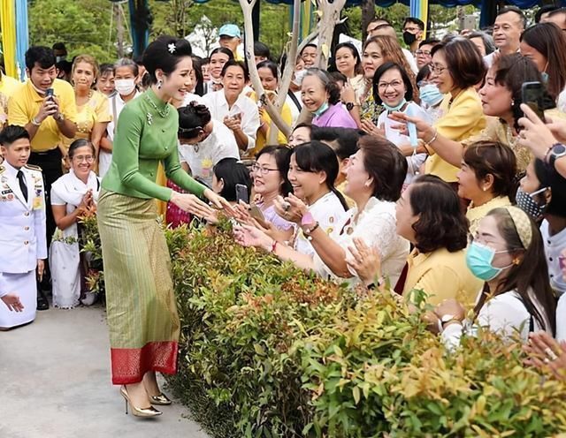 太后 诗妮娜嘚瑟了一身苹果绿亮相，戴太后的蓝宝石，有诗丽吉的风韵