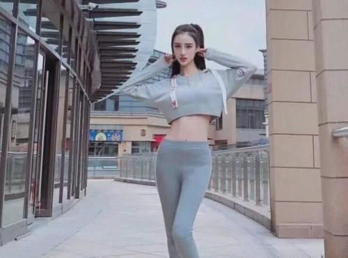 身材窈窕的打底裤小姐姐,散发甜美气质,很有吸引力!