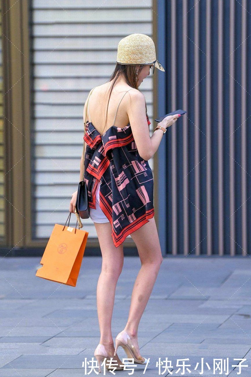 潮流时尚元素穿搭，衬衫加纯白色裤子，韵味十足