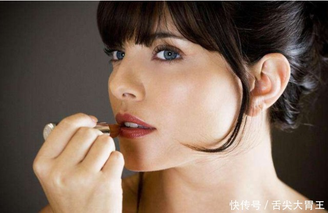 为啥很多女生涂口红,沾杯还显唇纹?这3个步骤你可能忽视了!