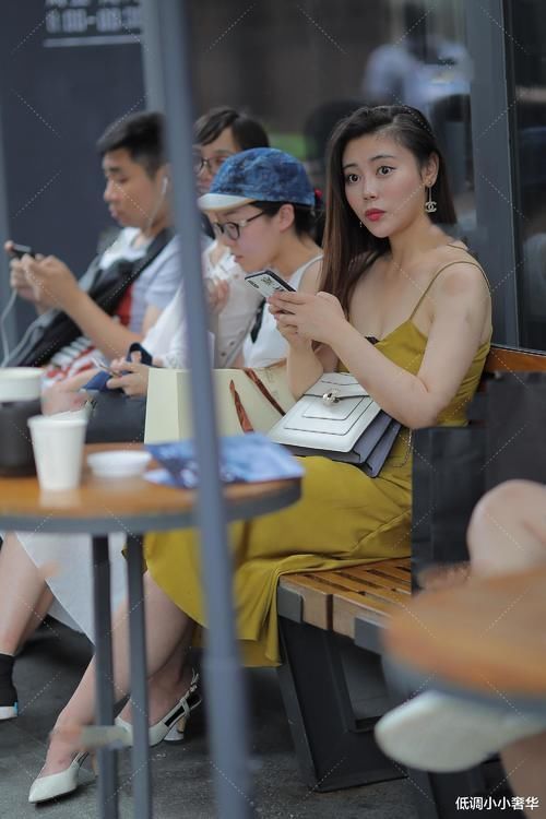 身材 黄色吊带连衣裙搭配白色高跟鞋,尽显身材高挑,穿出浪漫气质