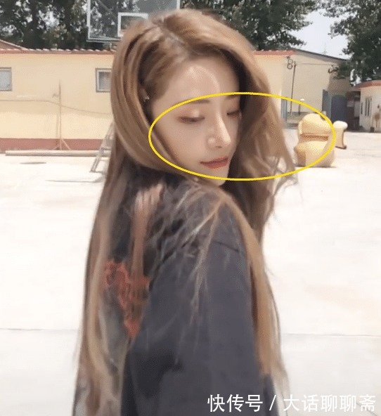 鼻梁骨|喻言“男友视角”拍视频,扭头时的鼻梁骨又矮又粗,让人后悔投票