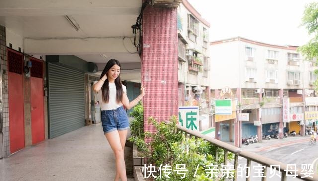小姐姐 暑假即将来临,这位小姐姐的出游穿搭很是休闲舒适