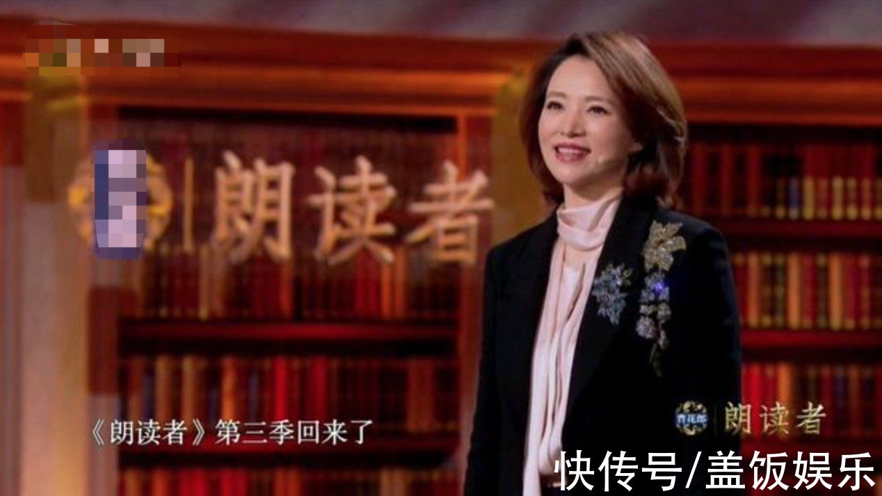 47歲董卿全黑造型錄制節(jié)目，與男嘉賓握手顯得體，腳脖子金鏈搶眼