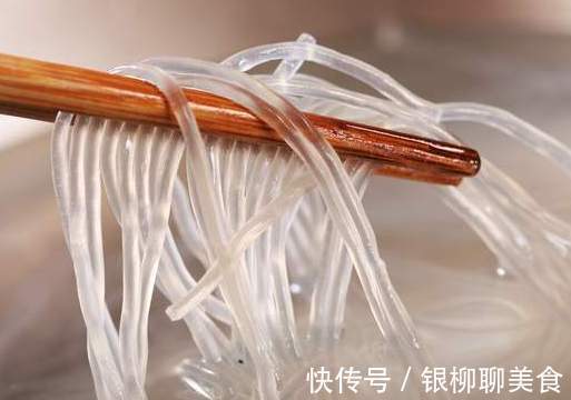 洋葱|炒粉条时,焯水后不能直接炒,教你此做法,粉条根根分明,不成坨