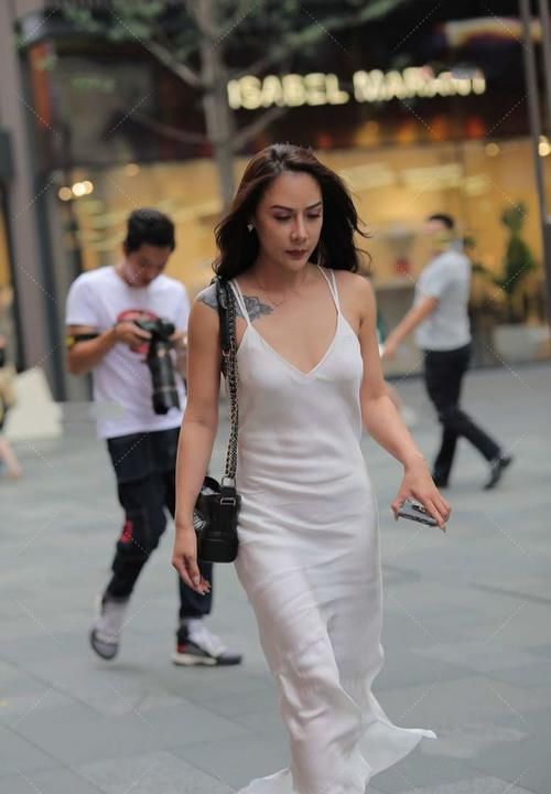 洋气|白色真丝连衣裙，勾勒丰满身材的同时，更显高级洋气