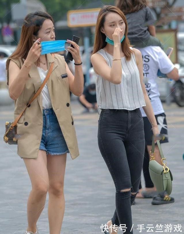 无袖衫 黑白条纹上衣非常经典,与深色牛仔裤搭配,简单而又好看!