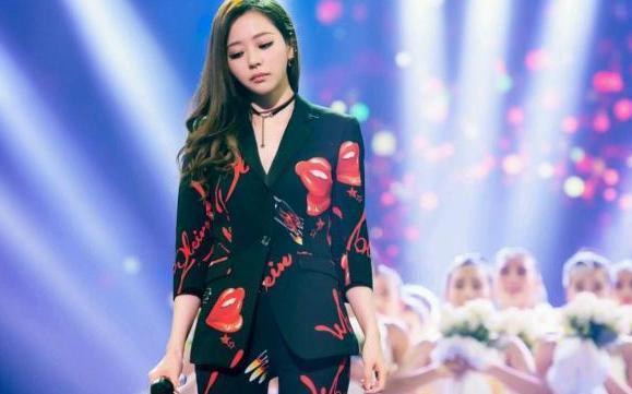 江映蓉|明明同是超女出身,亚军、季军都当导师了,而冠军还在当是选手