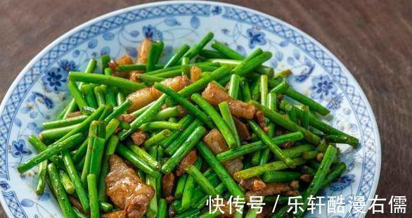 做蒜苔炒肉，焯水时别忘了这2样，蒜苔翠绿鲜嫩，又香还入味