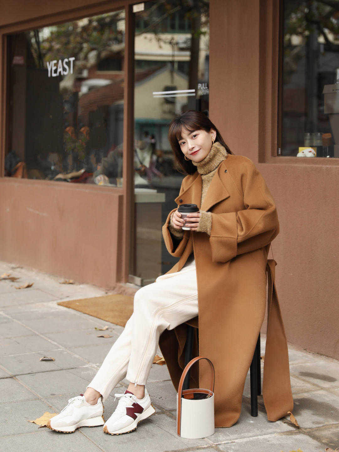 马丁靴 女生秋冬穿风衣时,不管高矮,搭配这些鞋子,照样很高级