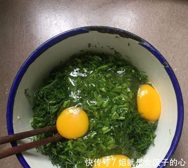 湿气|入秋,湿气怕这菜,隔天炒一盘,湿气不见了,刮油排毒,越吃越瘦