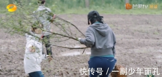 入味|這么尷尬?何炅剛吹捧,那英后腳抱怨“沒入味”,黃磊廚藝遇危機(jī)