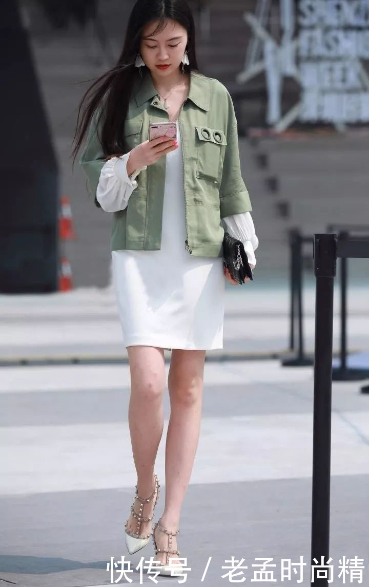 街拍:简单却有个性的穿搭,短款夹克外套+连衣裙搭配,减龄时尚有气质
