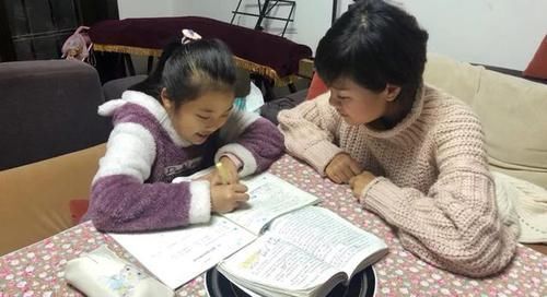 初潮|小女孩走路时来“初潮”，裤子脏了不知所措，路人的举动很暖心