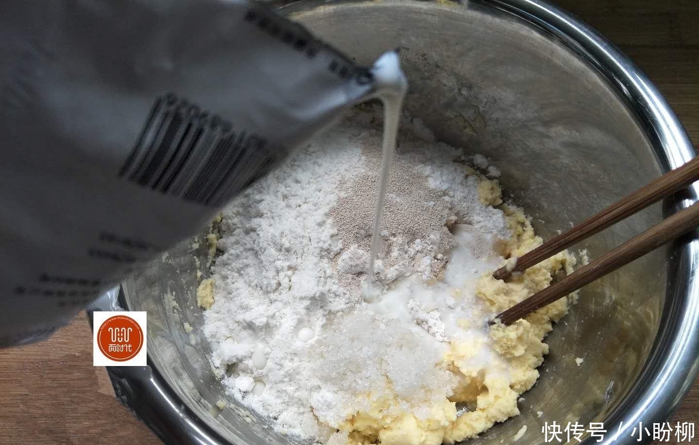 玉米饼,教你一招,比城里卖的蛋糕还要好吃,儿子一下吃了5个