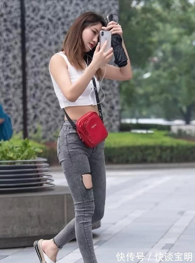 小腹 白色针织短款小衫,露出的平坦小腹,也是十分吸引眼球