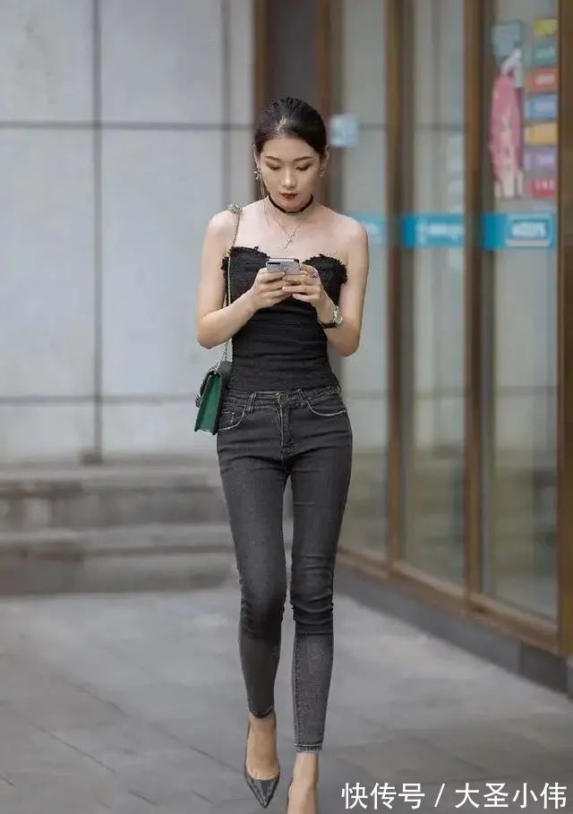 瘦腰 美女街拍:白色露腰瘦腰搭配黑色牛仔打底裤,不宜过于繁杂,同时注意细节