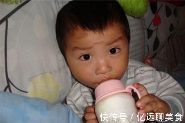 孩子|告诫娃在睡前,宁可饿着也不能碰的3种食物,不然伤脾,不发育