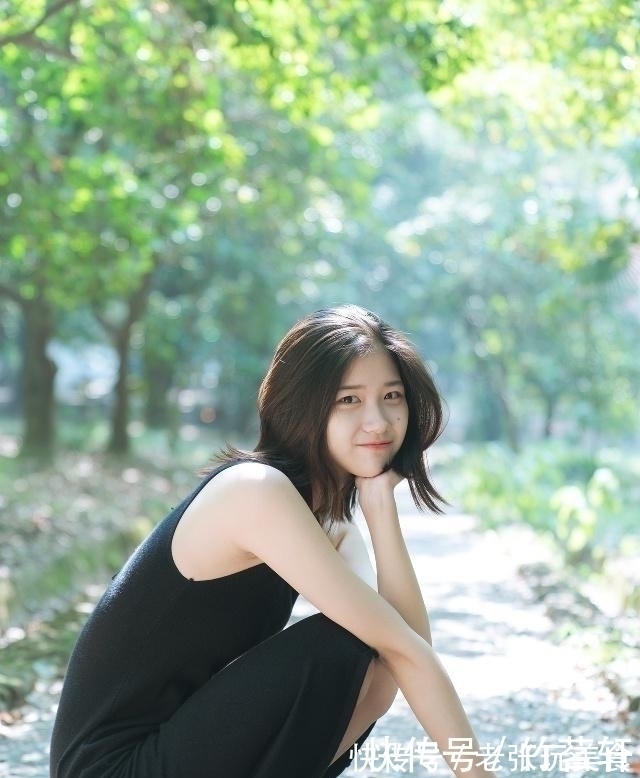 街拍|街拍干净清爽的小姐姐，身穿一件背心裙，甚是迷人