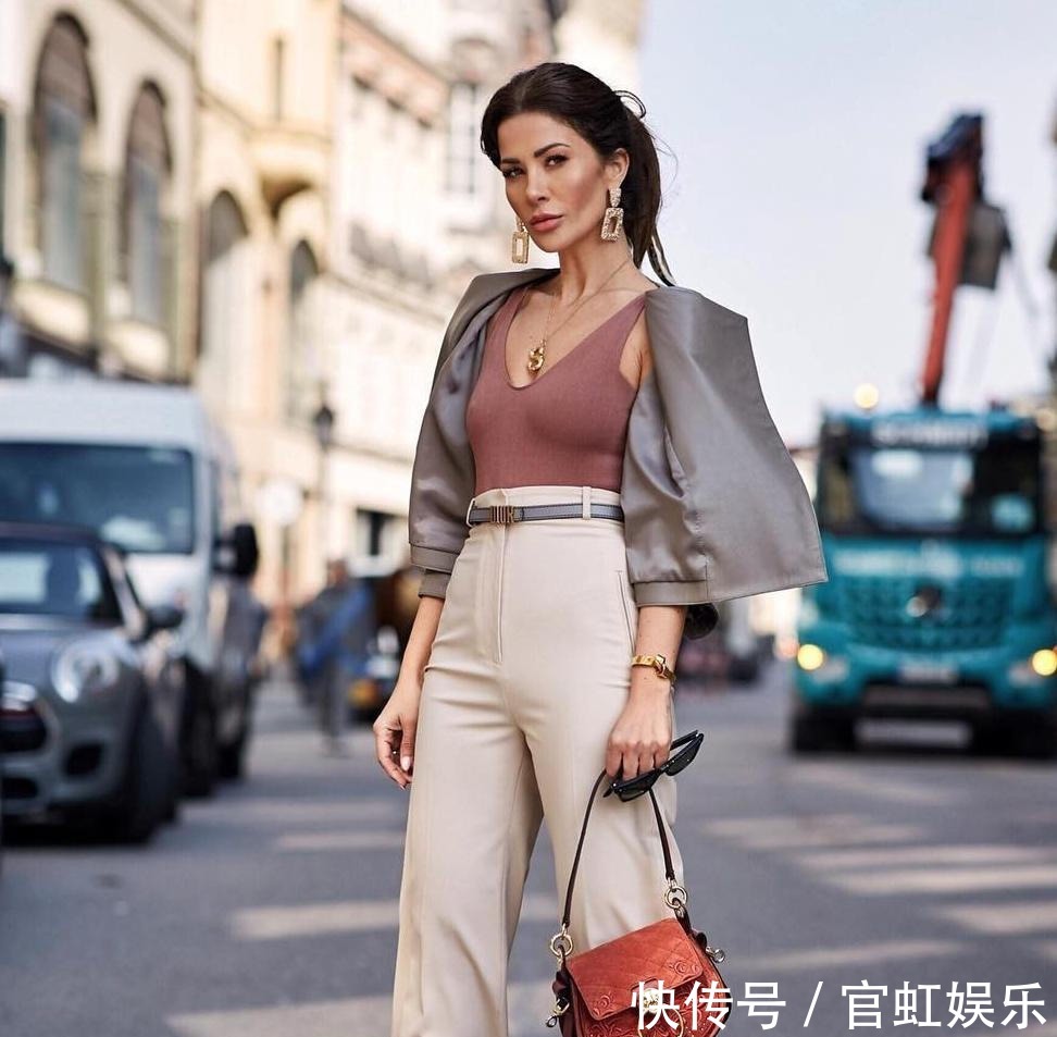 穿搭&女人戴“手镯”还是“手表”好看三个理由告诉你,戴错很尴尬!