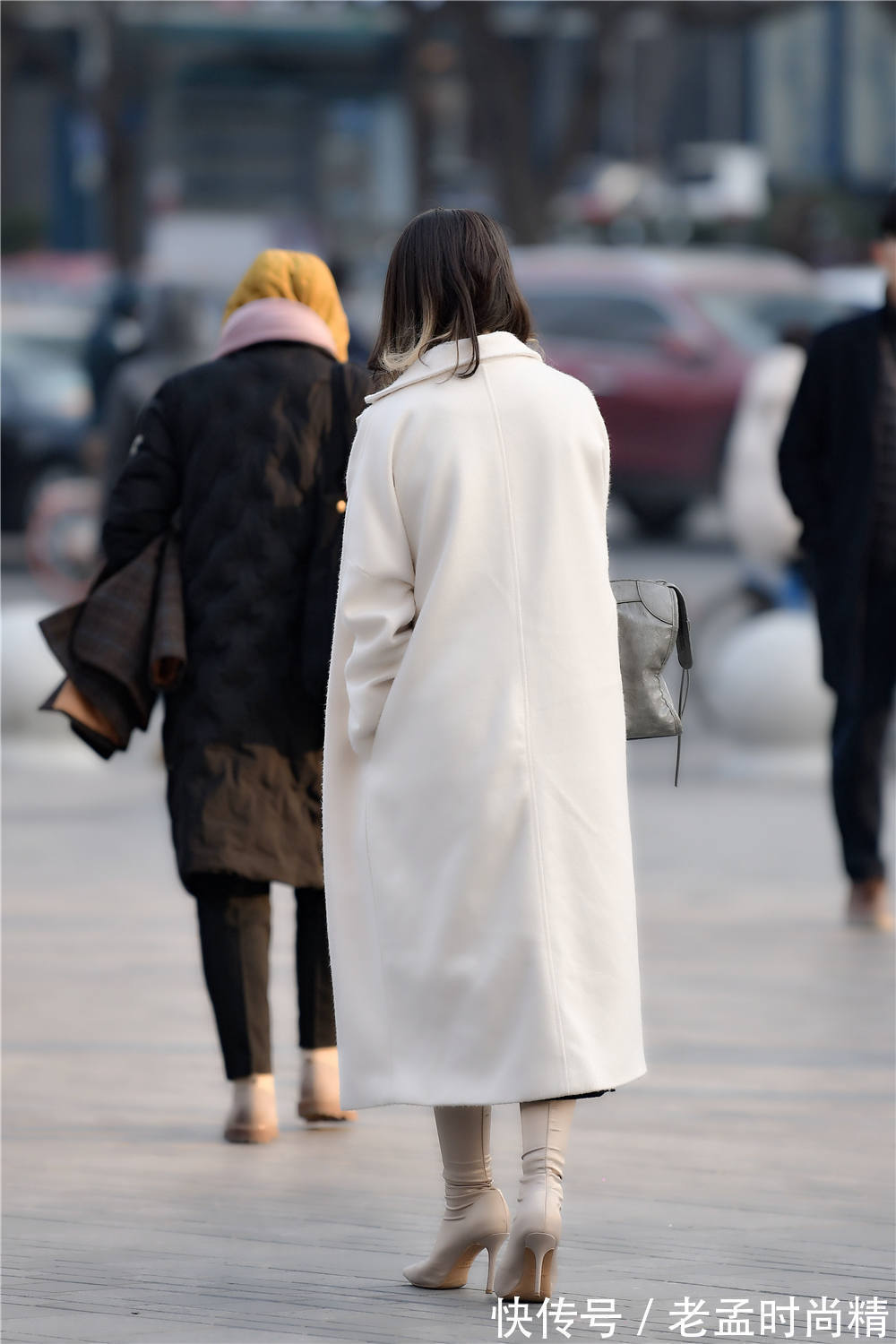 冬季 灰色丝绒尖头细跟短靴,搭配灰色大衣,简约的冬季穿搭