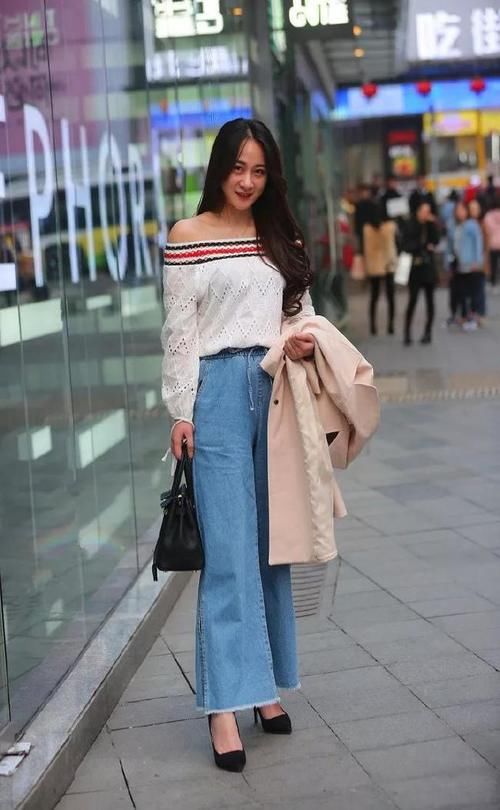 街拍美女：高跟鞋搭配裙子，时尚搭配简单又好看