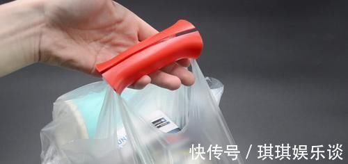 空洗衣液瓶子别扔了,改造一下,秒变塑料袋防勒手神器,太实用了