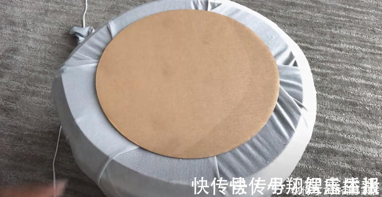 泡沫|扔掉的旧铁凳子捡回来吧，用海绵包一圈，放家里坐着舒适还能收纳