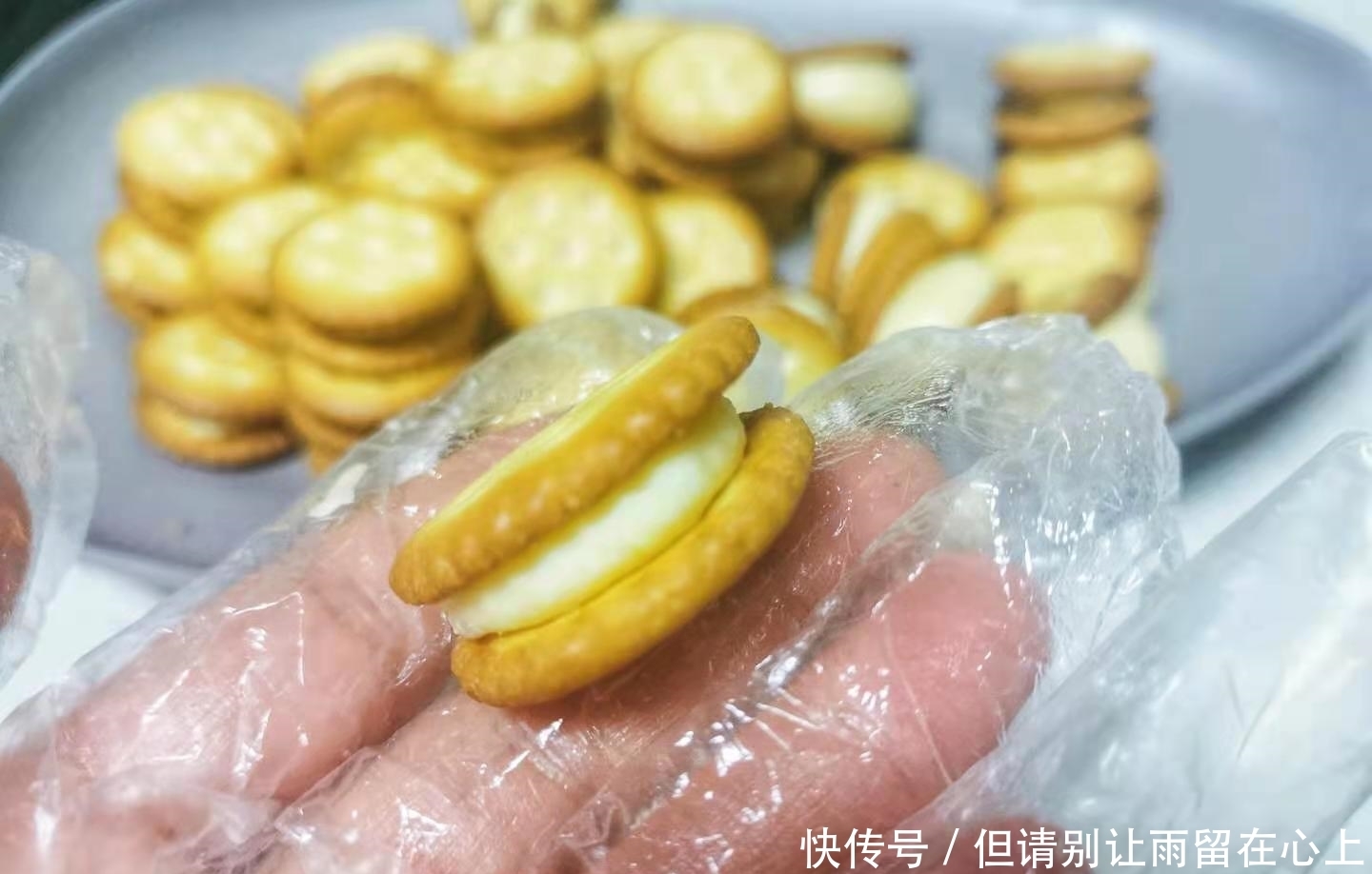  过年的小零食不要买，脆中带韧的奶香牛轧饼干，自己做简单方便