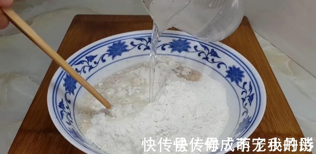 以后面粉就这样做，一次炸一锅，个个香酥掉渣，比油条麻花还好吃