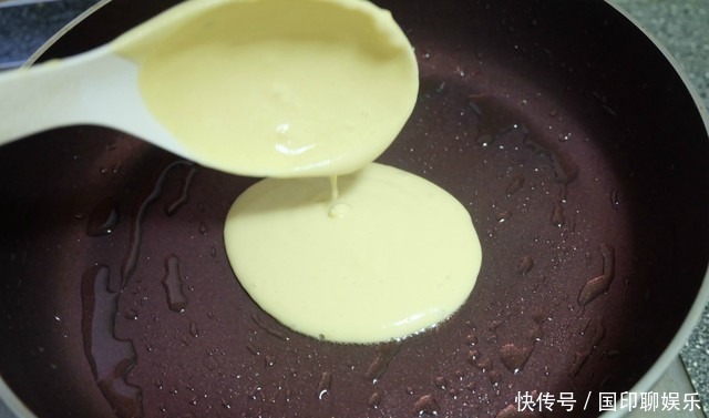 玉米面饼简单又好吃,搅一搅拌一拌,3分钟煎一锅,香软营养好