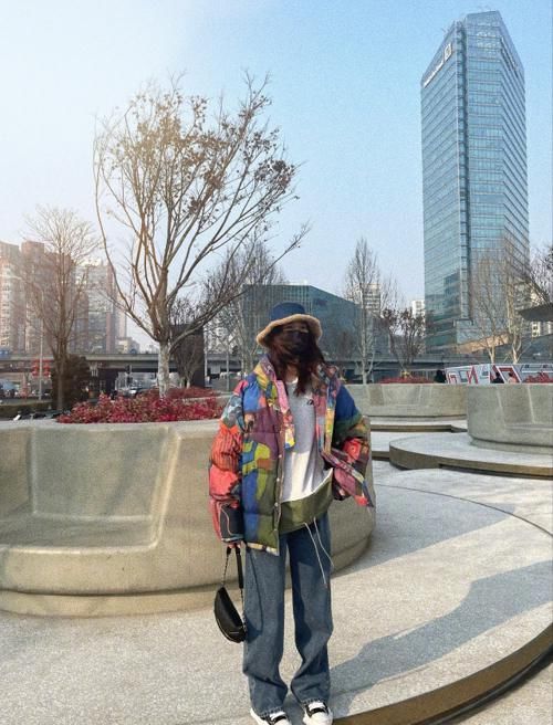 刘雯“全身都是戏”，为了显潮范穿满印外套不够，连卫衣都要拼色