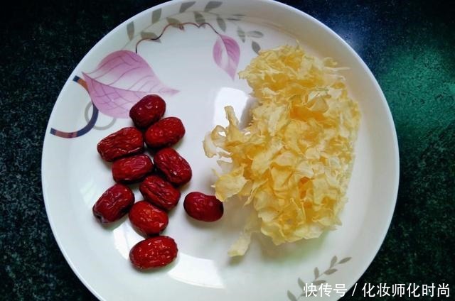 “穷人的阿胶”被发现,每天喝一碗,补血养颜,气色红润不显老