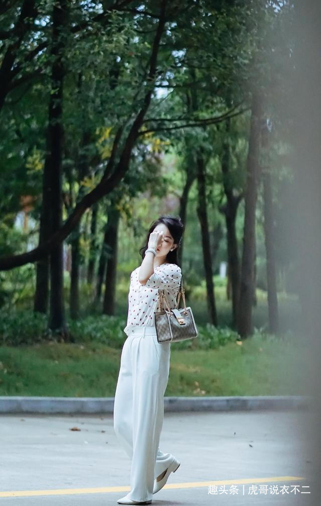 初秋温柔气质风穿搭,成熟又不失俏皮,上班族必备套装