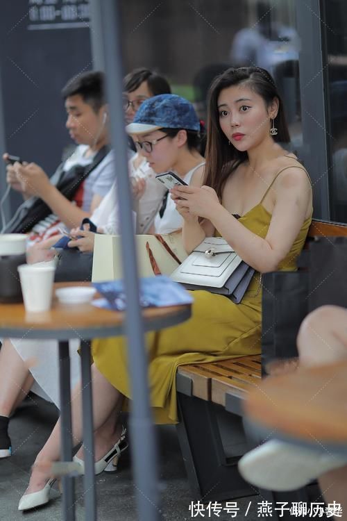 吊带裙 黄色吊带连衣裙搭配白色高跟鞋,尽显身材高挑,穿出浪漫气质