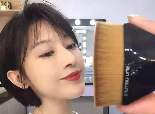 女人再忙也要别忘:出门尽量化“淡妆”,教你正确顺序,简单漂亮