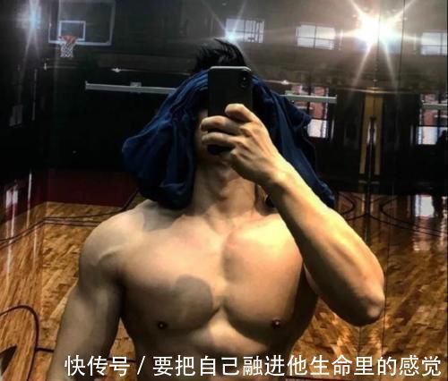 健身房|大鼻子肌肉男因合照走红，大长腿腱子肉身材，一餐吃9个鸡蛋