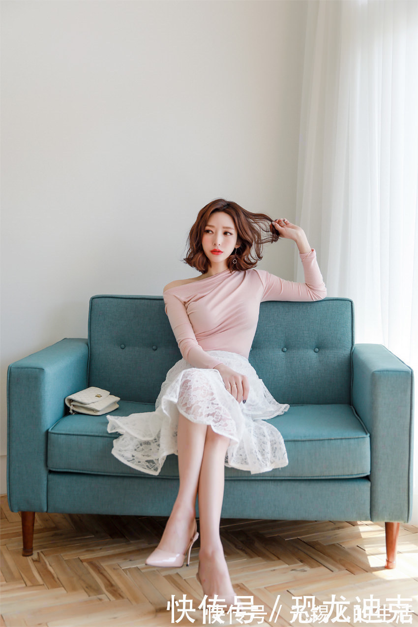 美女 穿过膝长裙的美女模特,端庄优雅的气质很迷人