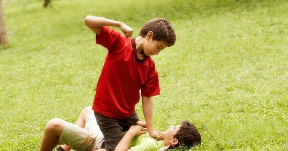 父母|“我被人打了”,孩子被欺负后,父母不同反应让孩子走向不同人生