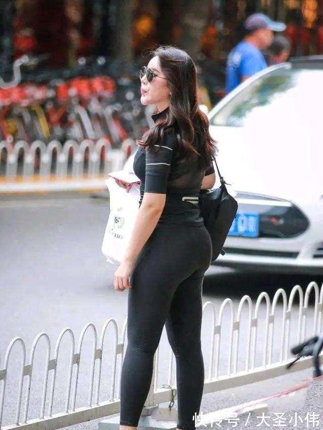 街拍|美女街拍:打底裤让你告别单点,表露青春时尚感,打造曼妙动人身形