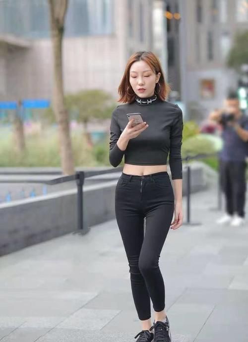 时尚|紧身牛仔裤搭配大露背,美女都爱穿,时尚十足!