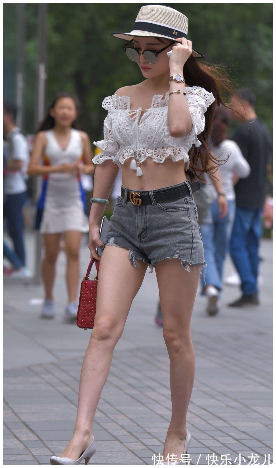 瑜伽裤 一字肩上衣搭配牛仔短裤, 率性潇洒, 设计感十足