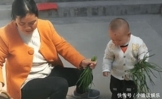 孩子|“会干的不干,不会干的抢着干!”2岁娃“帮倒忙”能力一流?