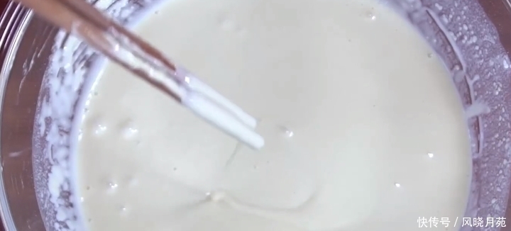 1碗面粉1个鸡蛋，教你早餐新做法，手没碰面就做好，比油条还好吃